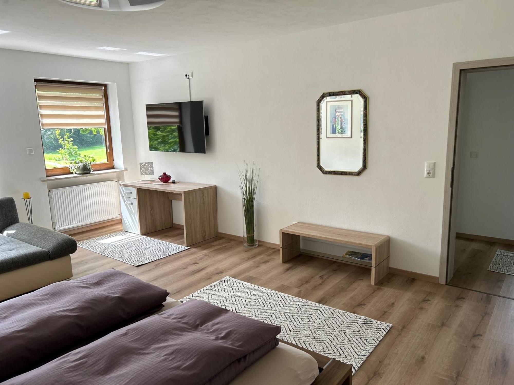 Ruhige Ferienwohnung Mit Terrasse Fuer 2 Personen โวเฮนชเตราส์ ภายนอก รูปภาพ