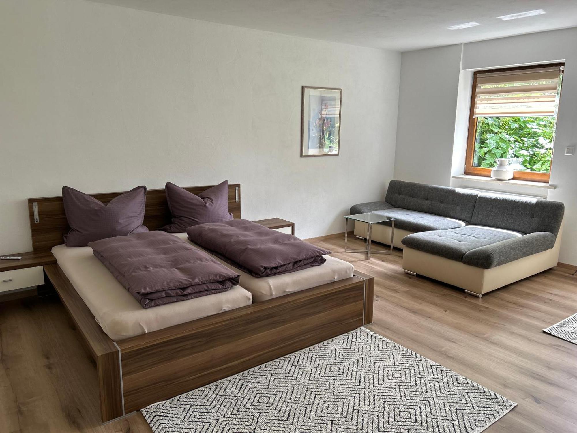 Ruhige Ferienwohnung Mit Terrasse Fuer 2 Personen โวเฮนชเตราส์ ภายนอก รูปภาพ