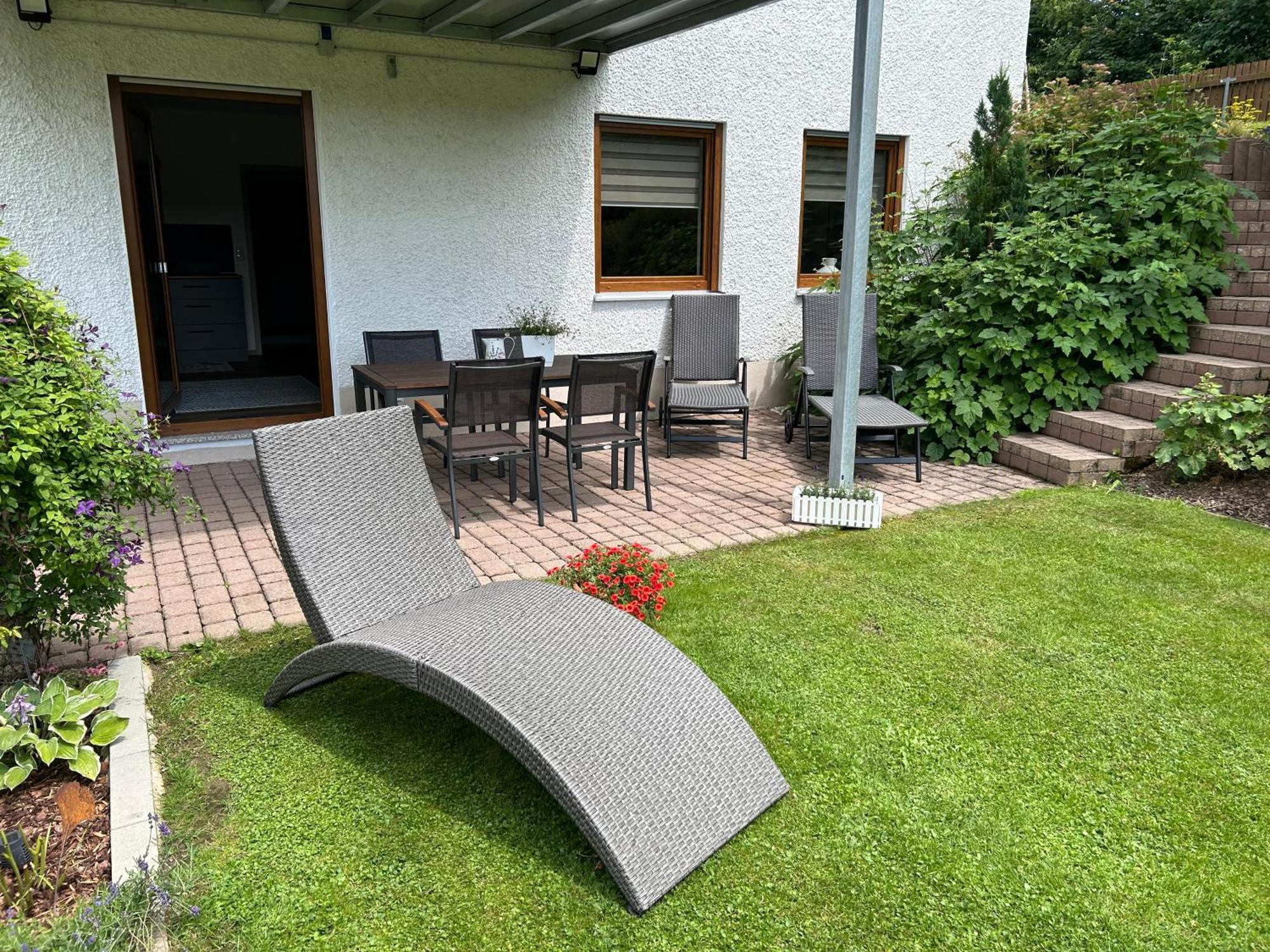 Ruhige Ferienwohnung Mit Terrasse Fuer 2 Personen โวเฮนชเตราส์ ภายนอก รูปภาพ